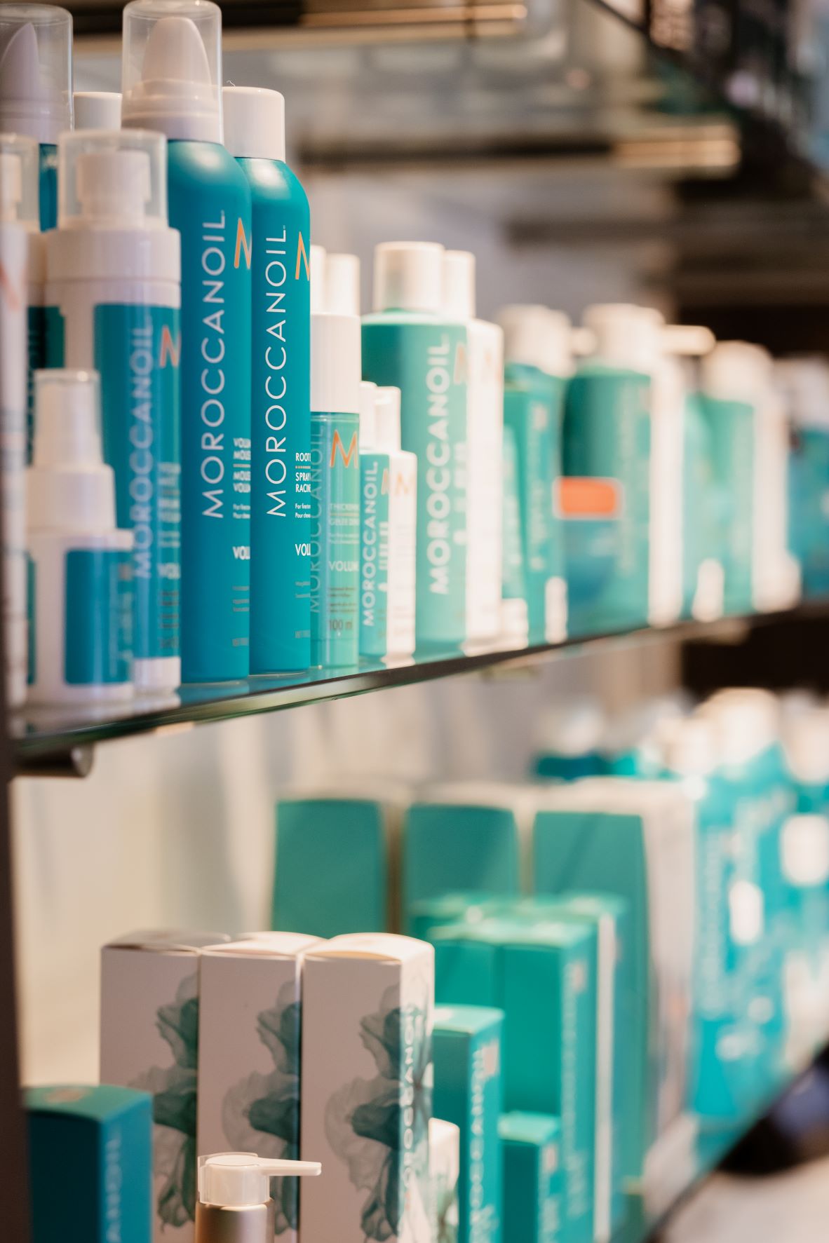 Sfeerafbeelding van verschillende producten van het merk Moroccanoil.