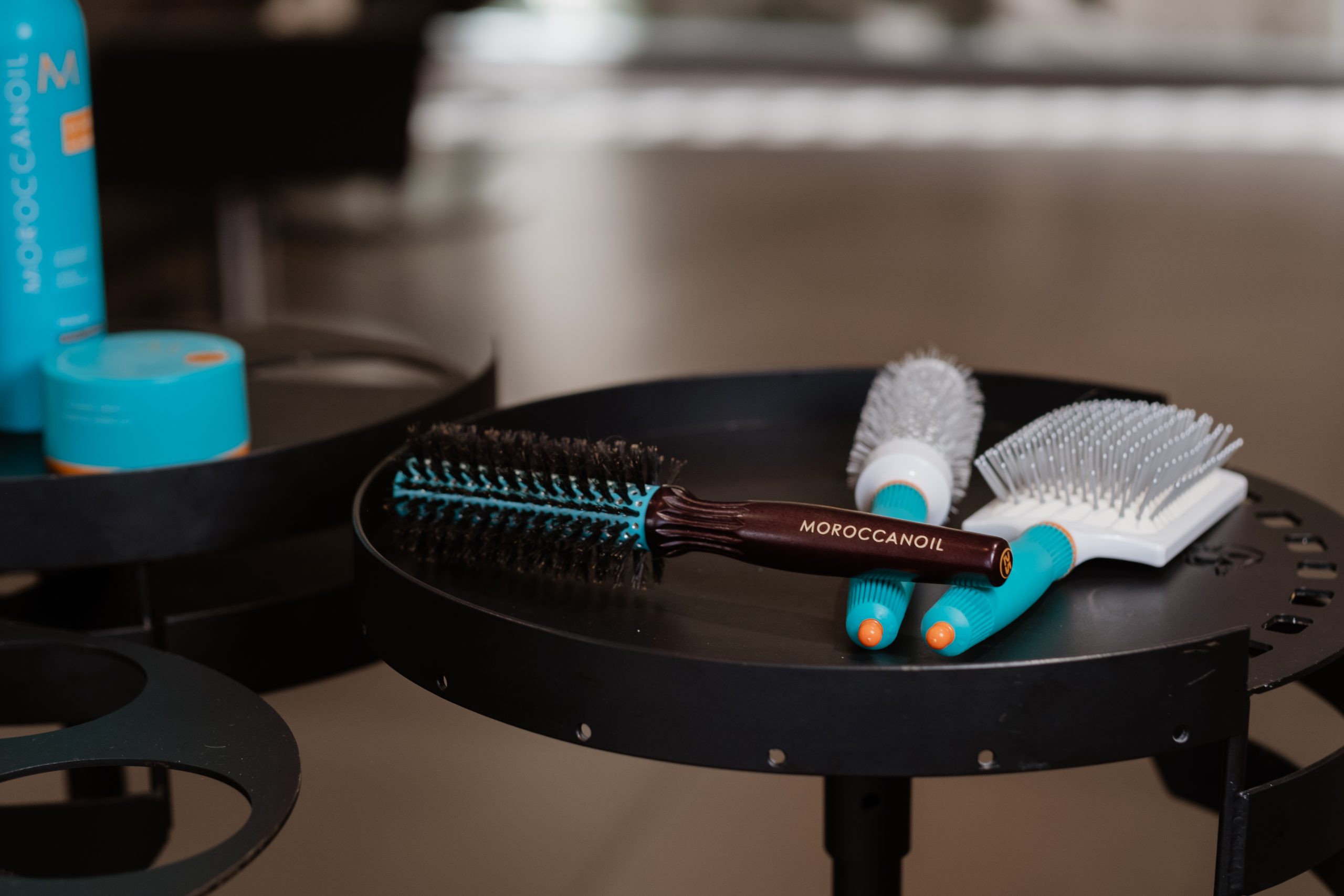 Sfeerafbeelding: verschillende soorten haarborstels liggen op een tafel bij de werkplek.