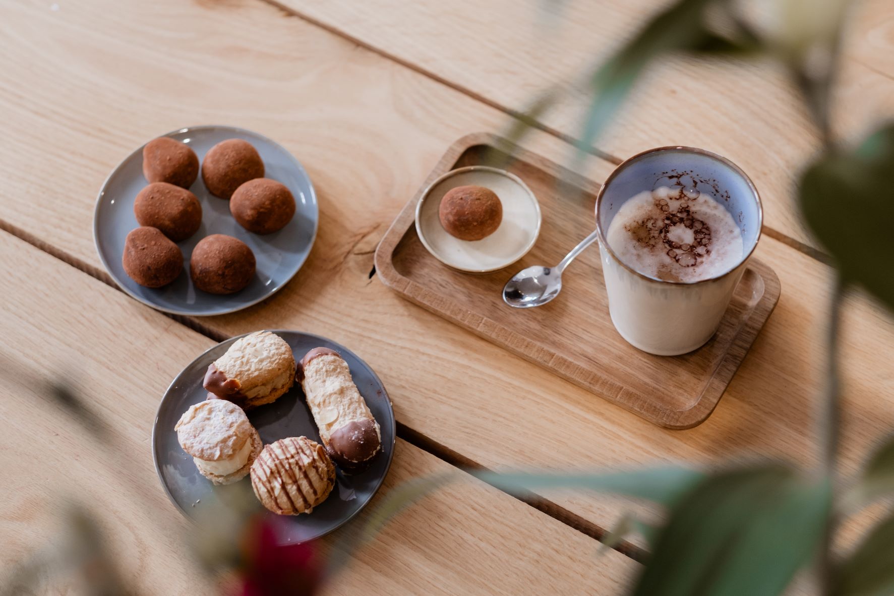 Sfeerafbeelding: de koffie en wat lekkers staat klaar.