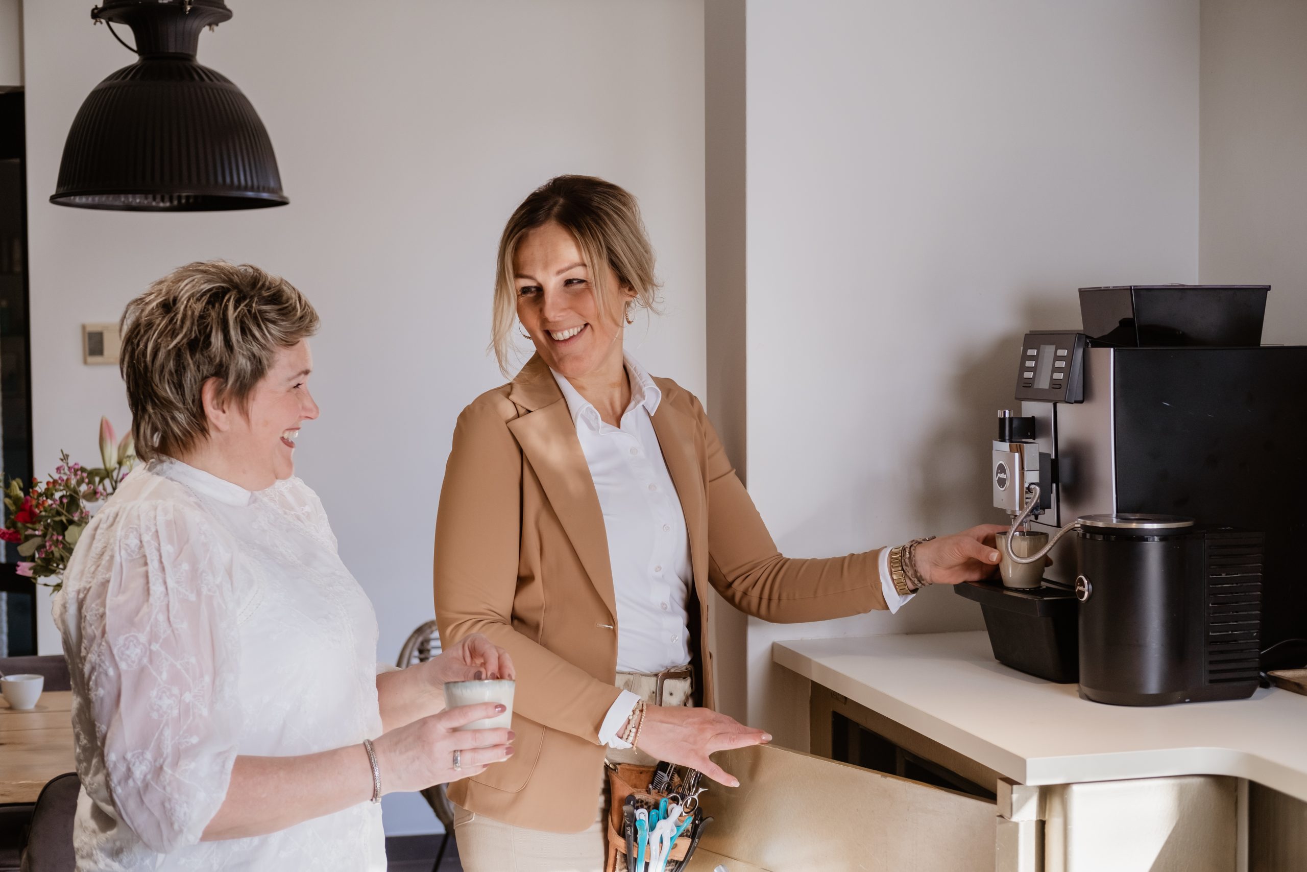 Sfeerafbeelding: Sharon en Rosita hebben samen lol bij de koffiemachine